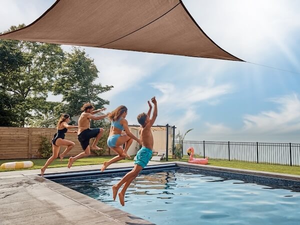 Velas de sombra Coolaroo y toldos vela para terraza jardín balcón y piscina